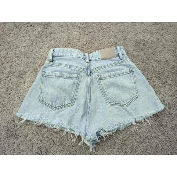 PULL & BEAR Cutoff Shorts Womens 26 Light Wash Denim Frayed Hem Hot Pants‎ - Picture 5 of 7